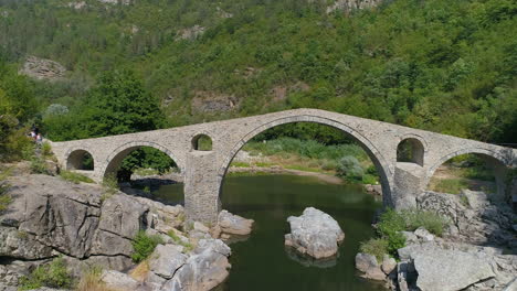 Un-Viejo-Puente-De-Piedra