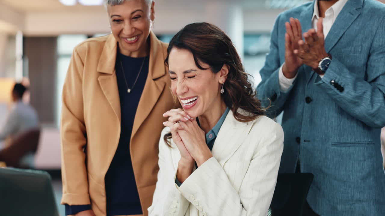 한 무리의 동료들이 사무실에서 성공을 축하하고 있습니다.