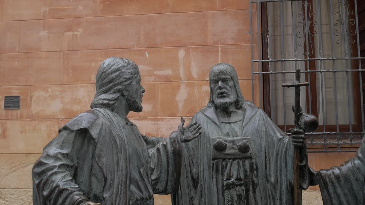 Statue storiche all'esterno della Basilica di Santa Maria a Elche, Spagna.