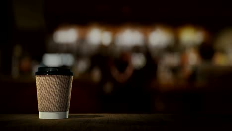 las tazas desechables con café y cócteles aparecen en una repetición de bucle infinito en el soporte de la mesa del mostrador de la barra. el plan de disparo de paquete perfecto para títulos publicitarios y promociones para cafés y restaurantes.