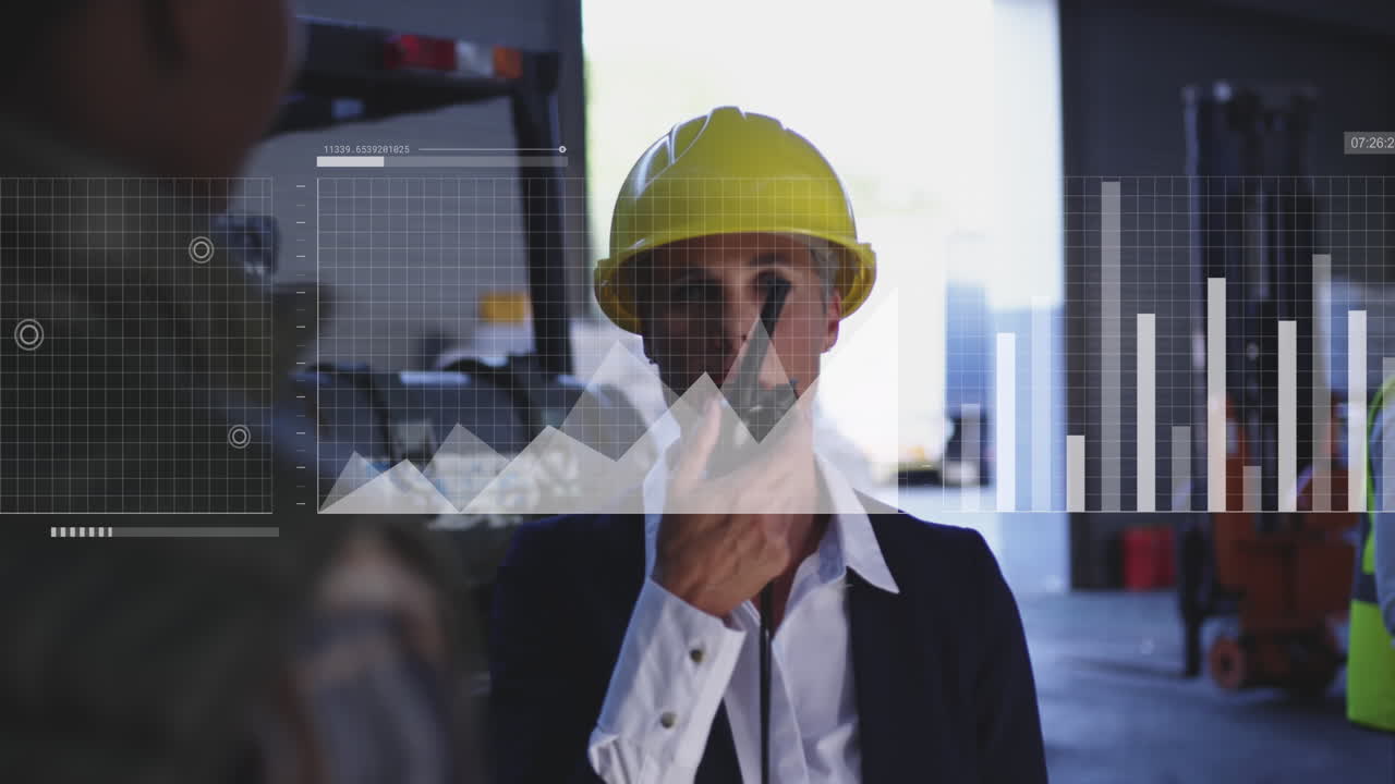 animación de procesamiento de datos estadísticos contra una arquitecta caucásica hablando por walkie talkie