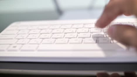 hombre escribiendo en el teclado, mano de cerca