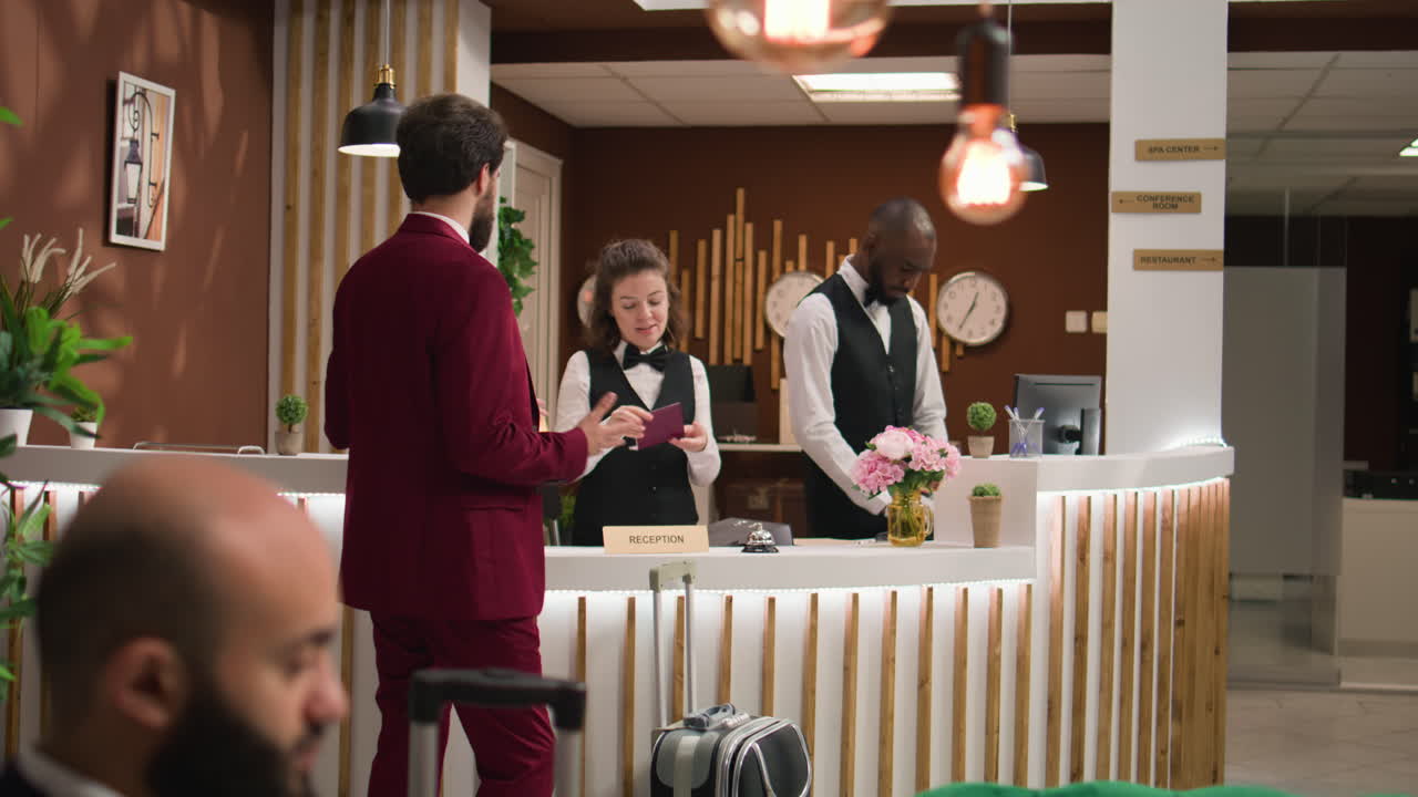 고객은 체크인을 위해 여권을 제시합니다.