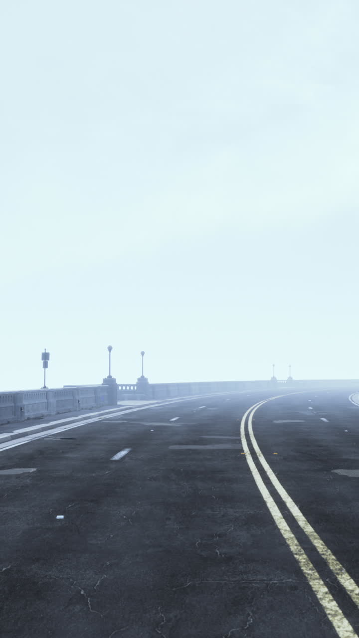 안개 날에  ⁇ 은 비어있는 돌 다리