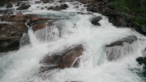 Fluss-Luonosjahka-über-Dem-Polarkreis,-Norwegen