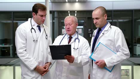 equipo de médicos discutiendo sobre el clipboard