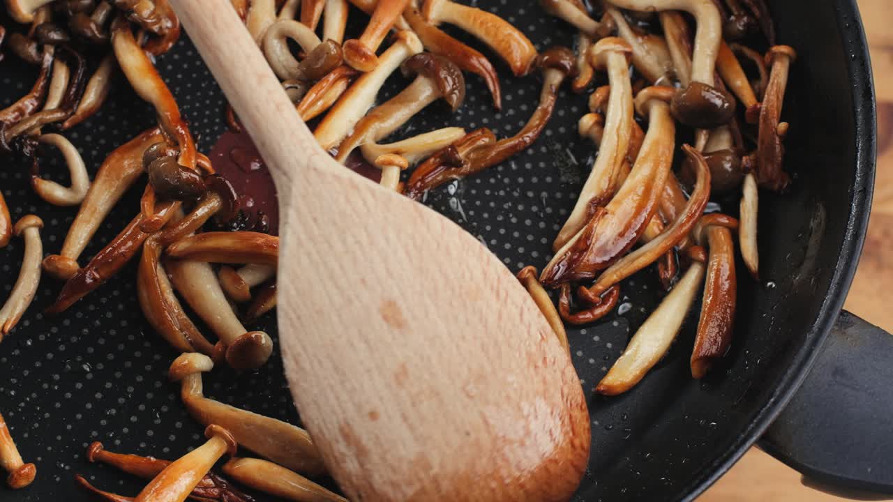 판에 버섯을 기