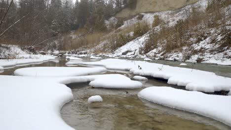 Río-Que-Fluye-En-Invierno-A-Través-De-La-Nieve-Y-El-Hielo-Derretido