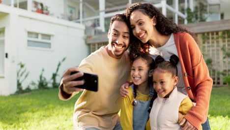 Selfie,-Patio-Trasero-Y-Padres-Con-Niñas.