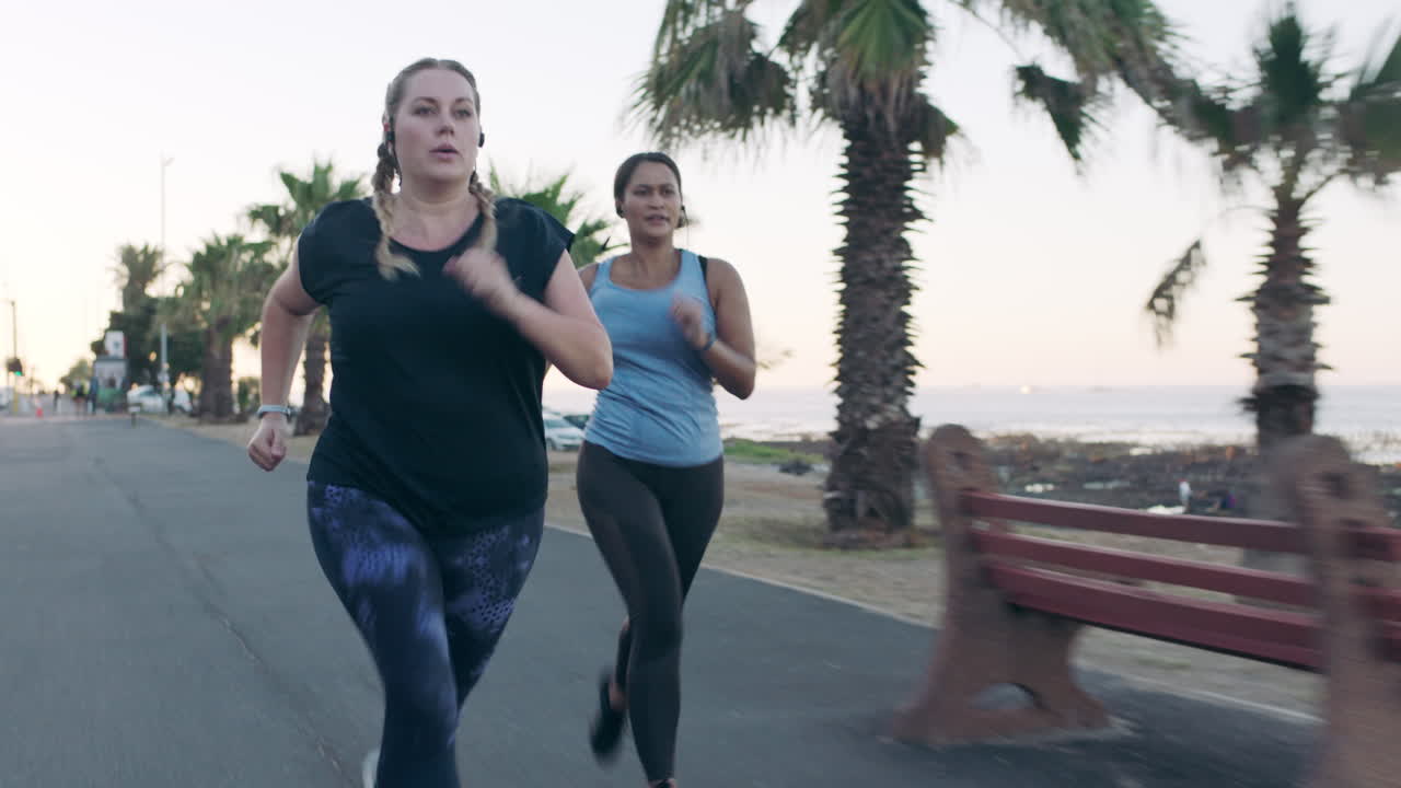 las mujeres corren por la calle, hacen ejercicio.