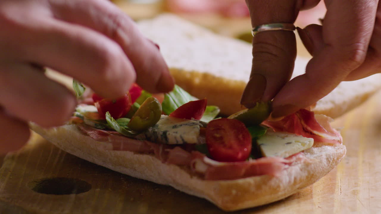 Panino italiano con formaggio, pomodoro, basilico e prosciutto