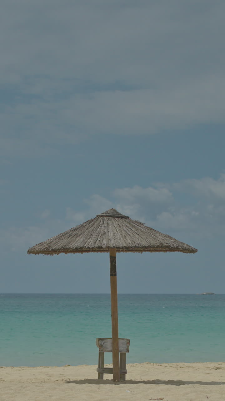 la playa de maragkas en la isla de naxos, grecia, con sombrillas verticales