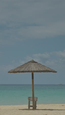 Maragkas-Strand-Auf-Der-Griechischen-Insel-Naxos-Mit-Sonnenschirmen-In-Vertikaler