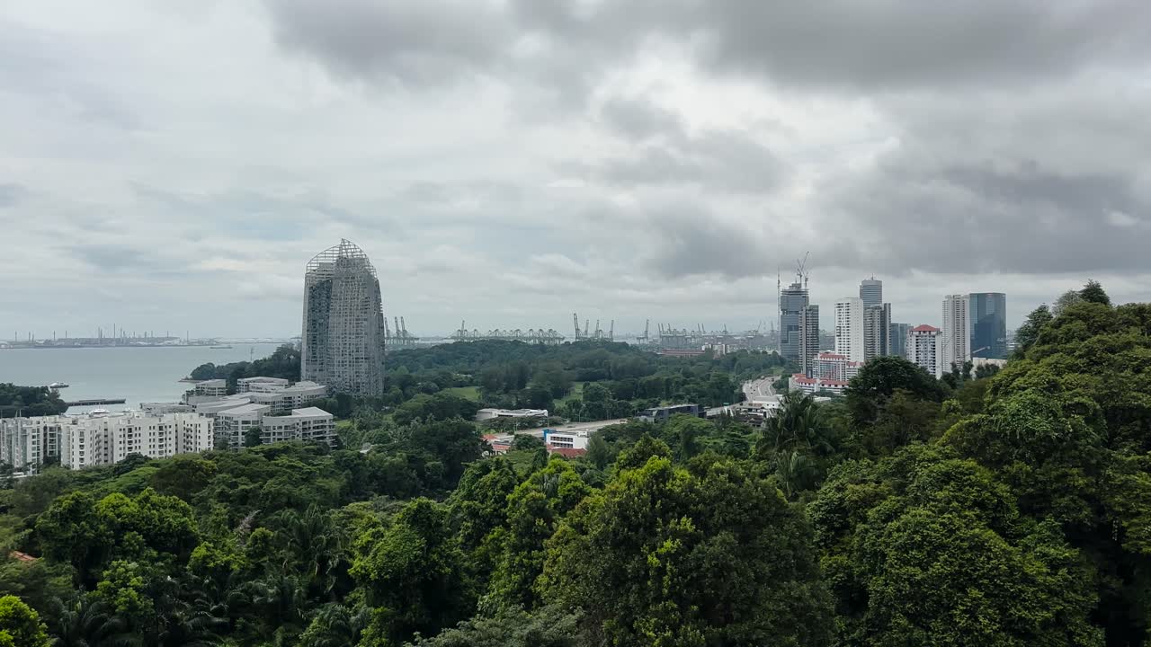 Singapur'da Bir Teleferikten Mount Faber Ağaçlık Alanı'nın Üzerinde Süzülmek - POV