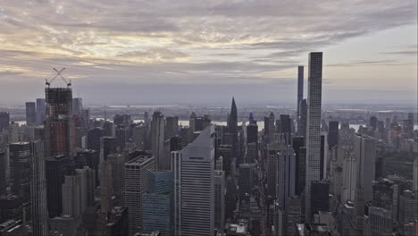 NYC-New-York-Luftaufnahme-Eines-V340-Drohnenüberflugs-über-Midtown-East-Manhattan,-Der-Die-Wolkenkratzer-Einer-Reihe-Von-Milliardären-Entlang-Des-Central-Parks-Und-Der-Stadtlandschaft-Der-Upper-East-Side-Einfängt-–-Aufgenommen-Mit-Mavic-3-Pro-Cine-–-September-2023