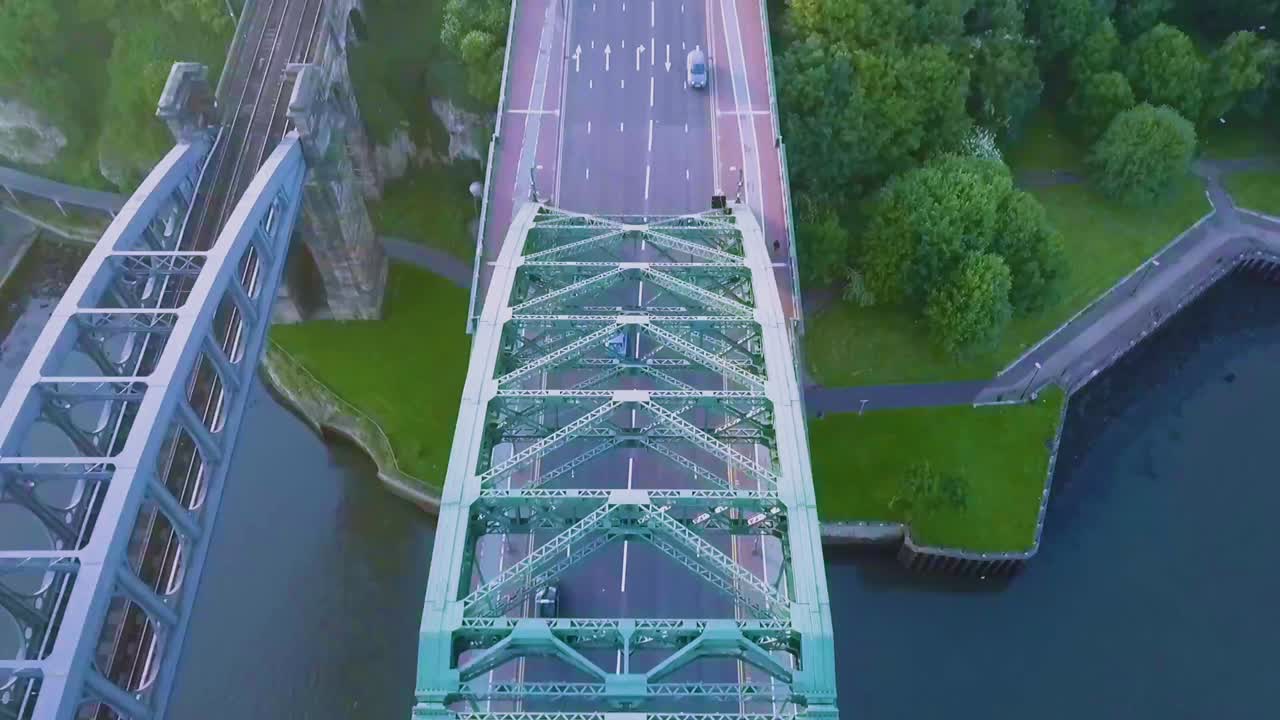 영국 북동부 선들랜드에 있는 몬크웨어머스 그린 브리지 (monkwearmouth green bridge) 의 공중 조류 시각