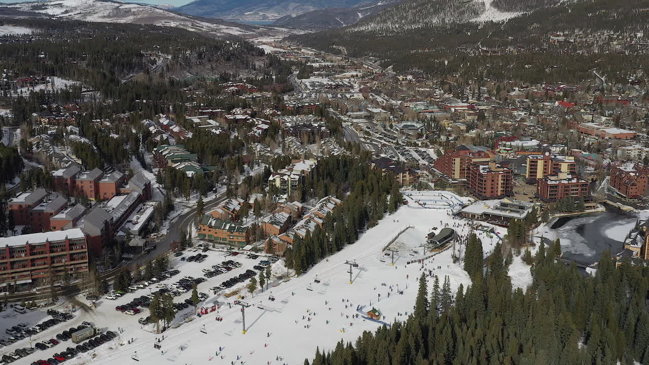 imágenes aéreas de drones del súper telesilla quicksilver, esquiadores, practicantes de snowboard y una toma panorámica de breckenridge, colorado