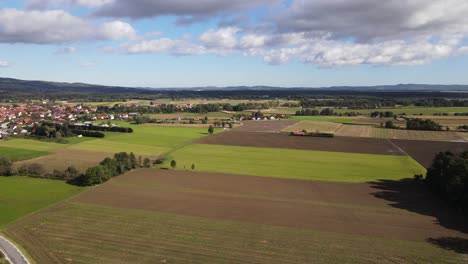 Vuelo-De-Drones-Conduciendo-Por-Los-Campos