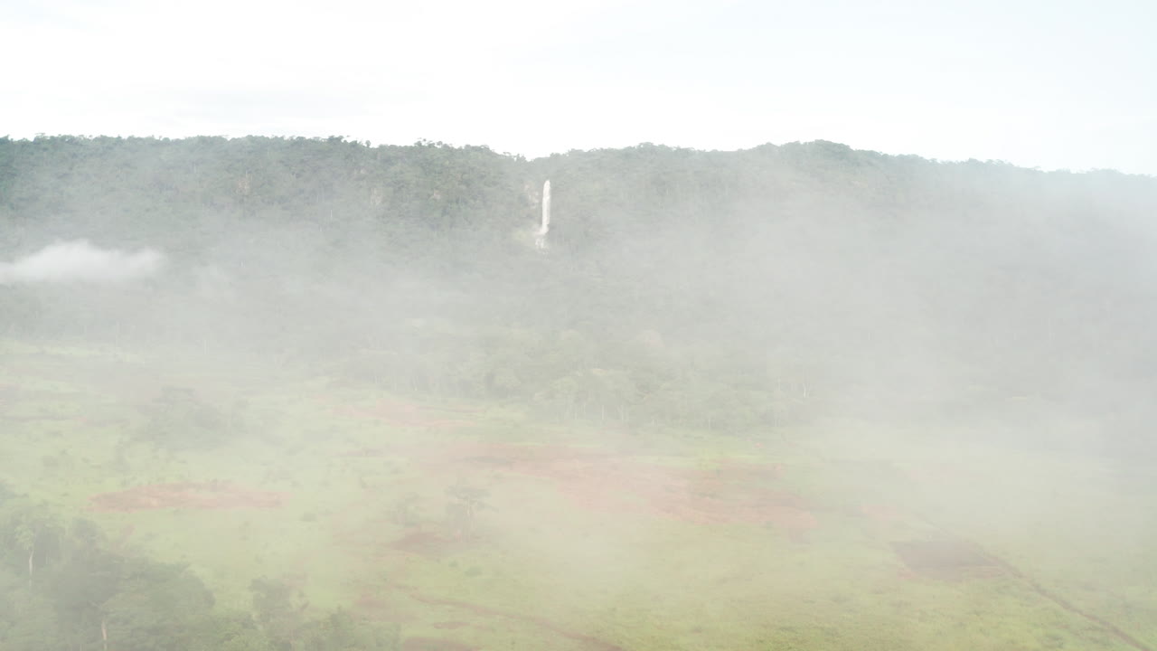 앙골라의 브리지 강에 있는 폭포는 아프리카 3의 쿠임바 시에 위치해 있다.