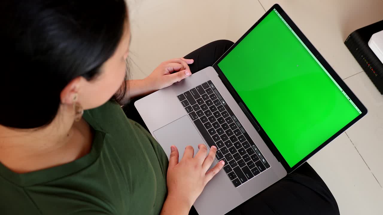 mujer usando una computadora portátil, maqueta de pantalla verde