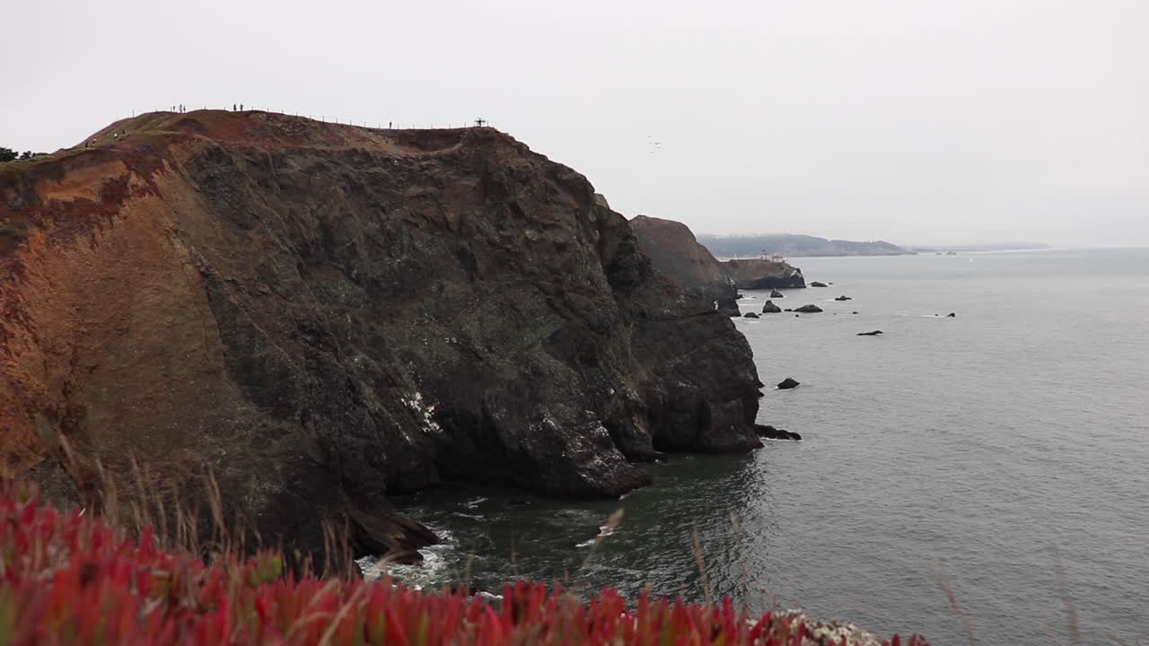 멀리 포인트 보니타 등대가 있는 샌프란시스코 만 연안의 흐릿하고 흐리고 안개가 자욱한 절벽