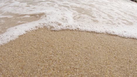 un primer plano de las olas del mar y el paisaje