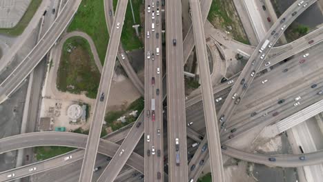 Dieses-Video-Handelt-Von-Der-Vogelperspektive-Des-Berufsverkehrs-Auf-Der-Hauptautobahn-In-Houston