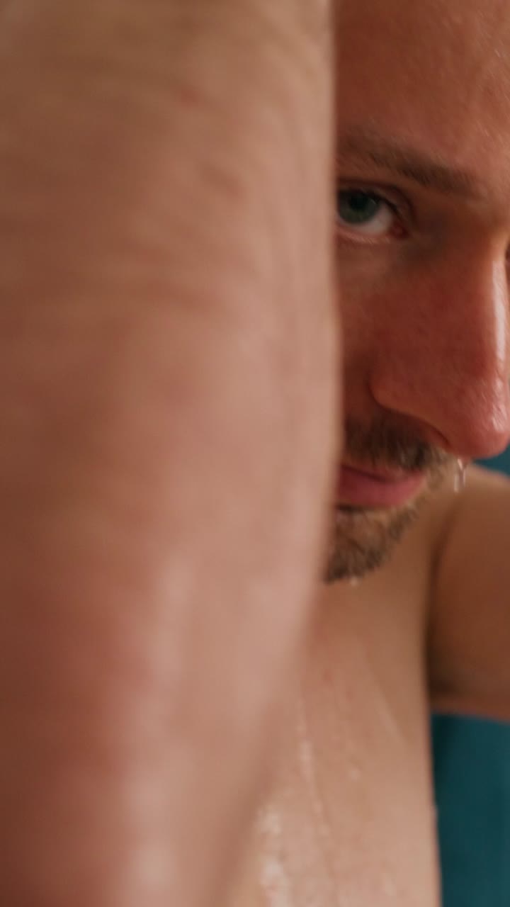 Uomo sotto la doccia