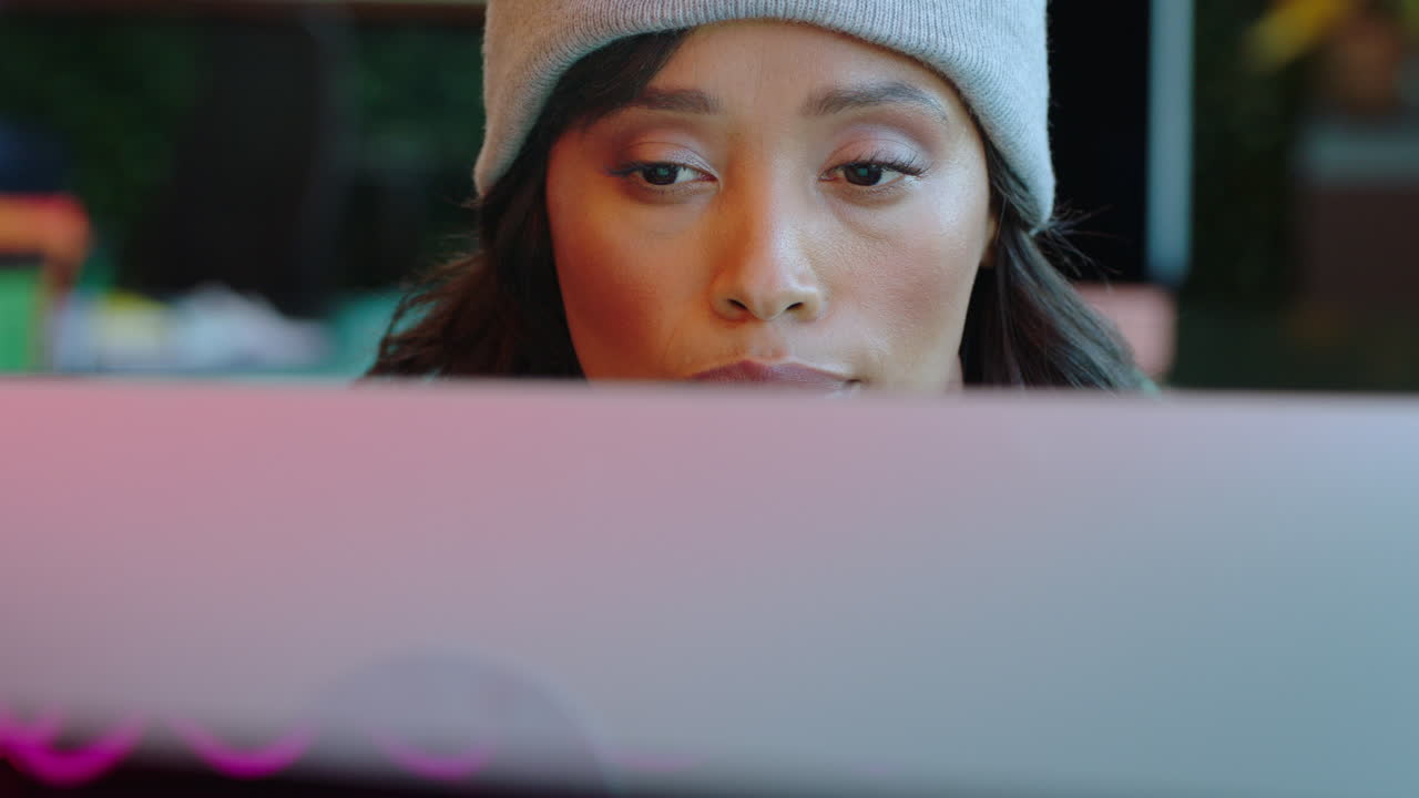 mujer programadora, computadora