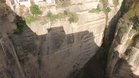 Tiro-Panorámico-De-Peunte-Neuvo-Hacia-El-Valle-Escarpado-En-Ronda,-Paisaje-Natural