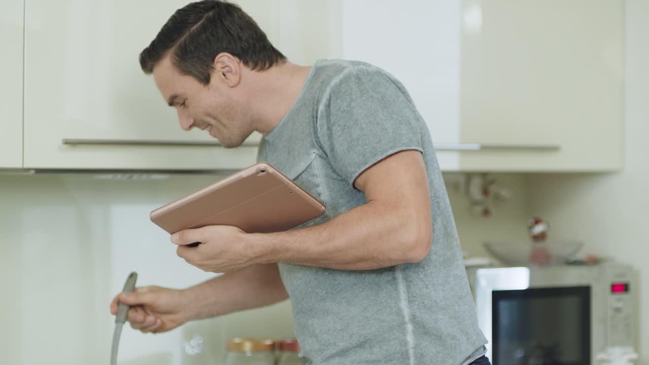 Primo piano di un uomo sorridente che cucina nella cucina di casa.