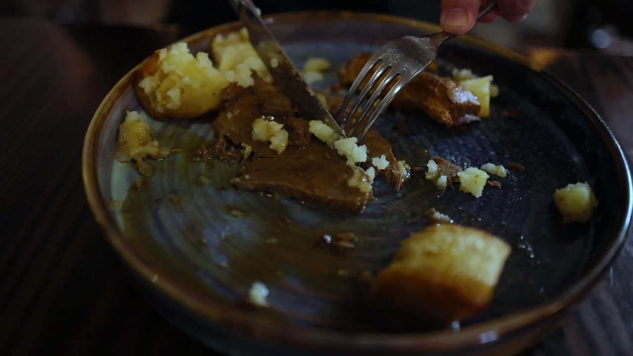 음식의 마지막 조각을 먹는 사람