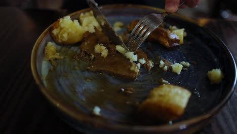 persona que come los últimos bocados de comida
