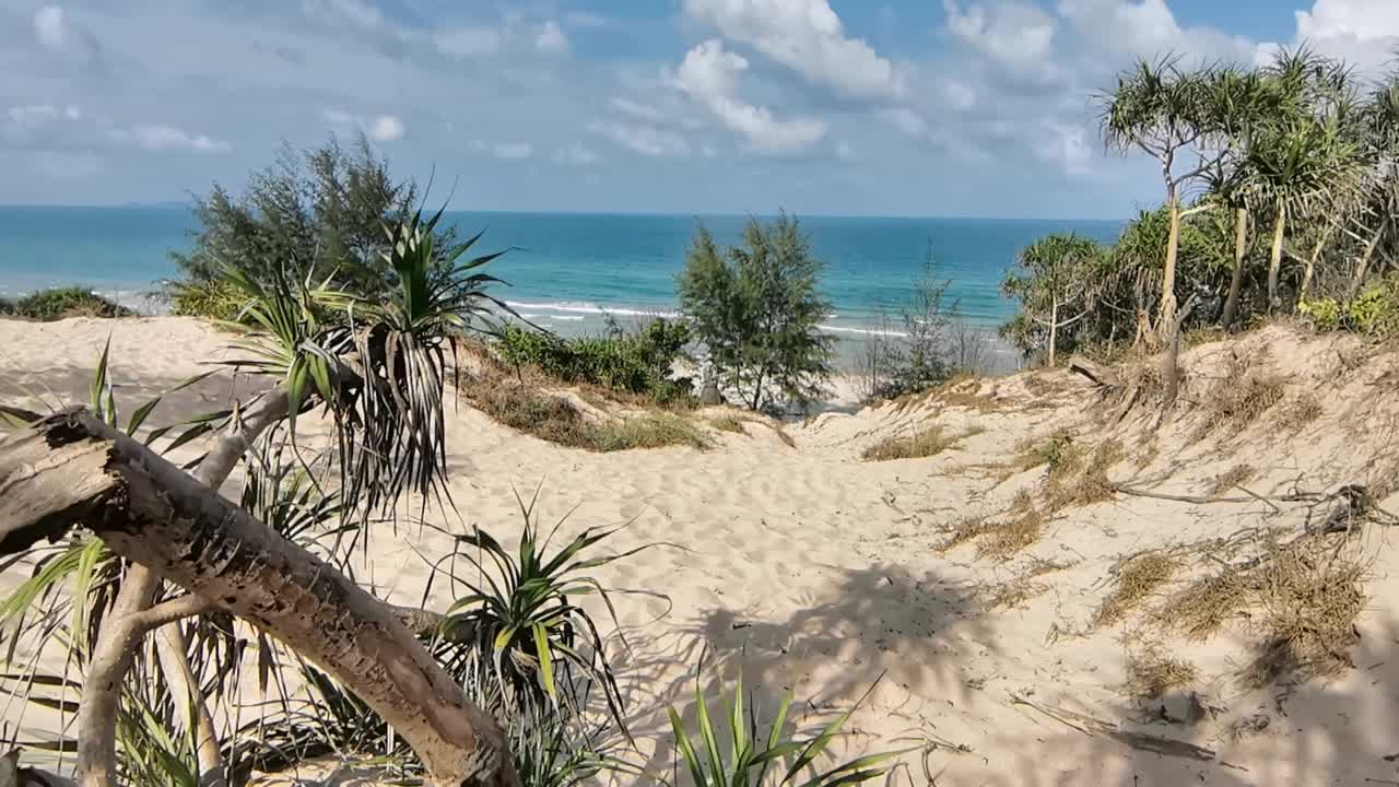 hermoso clima de verano con vistas a las dunas de arena con una playa en el fondo, tailandia