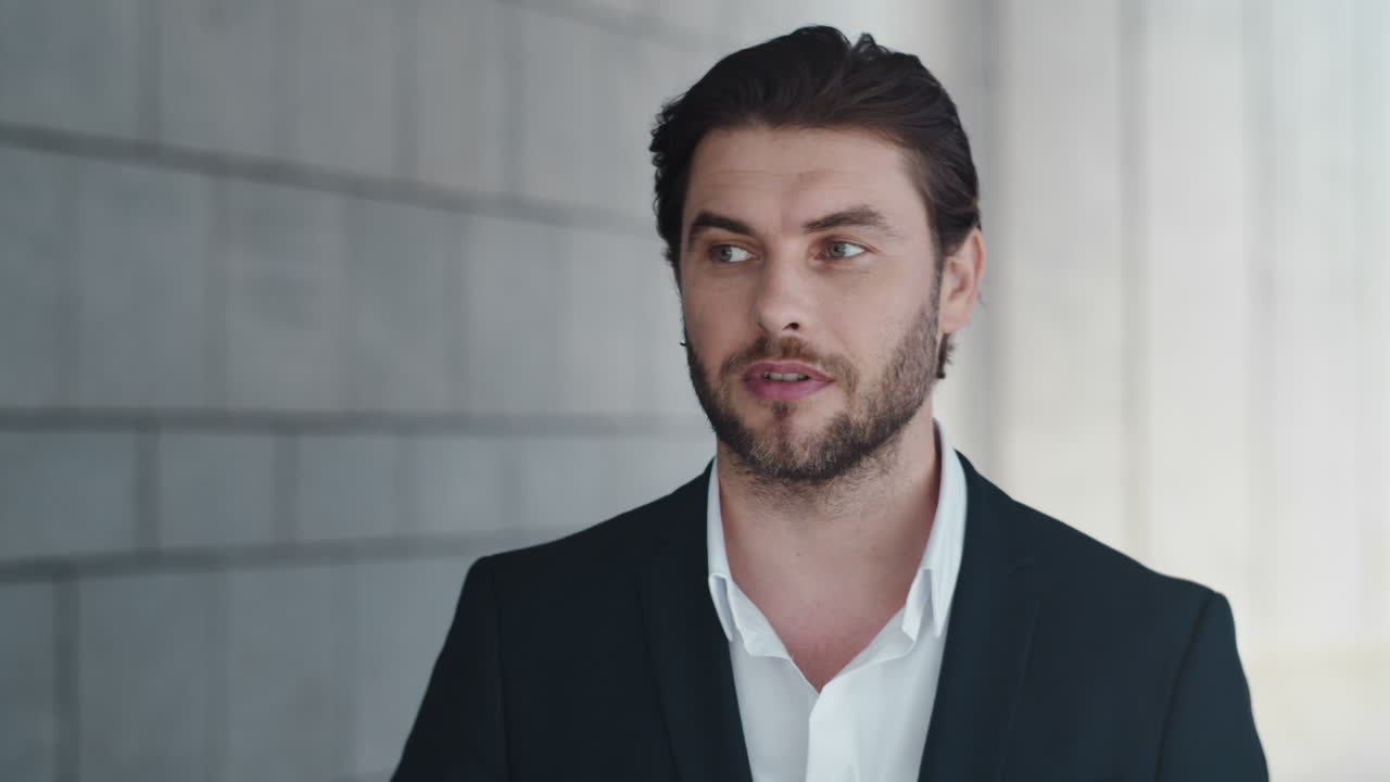 귀걸이를 사용하는 직원