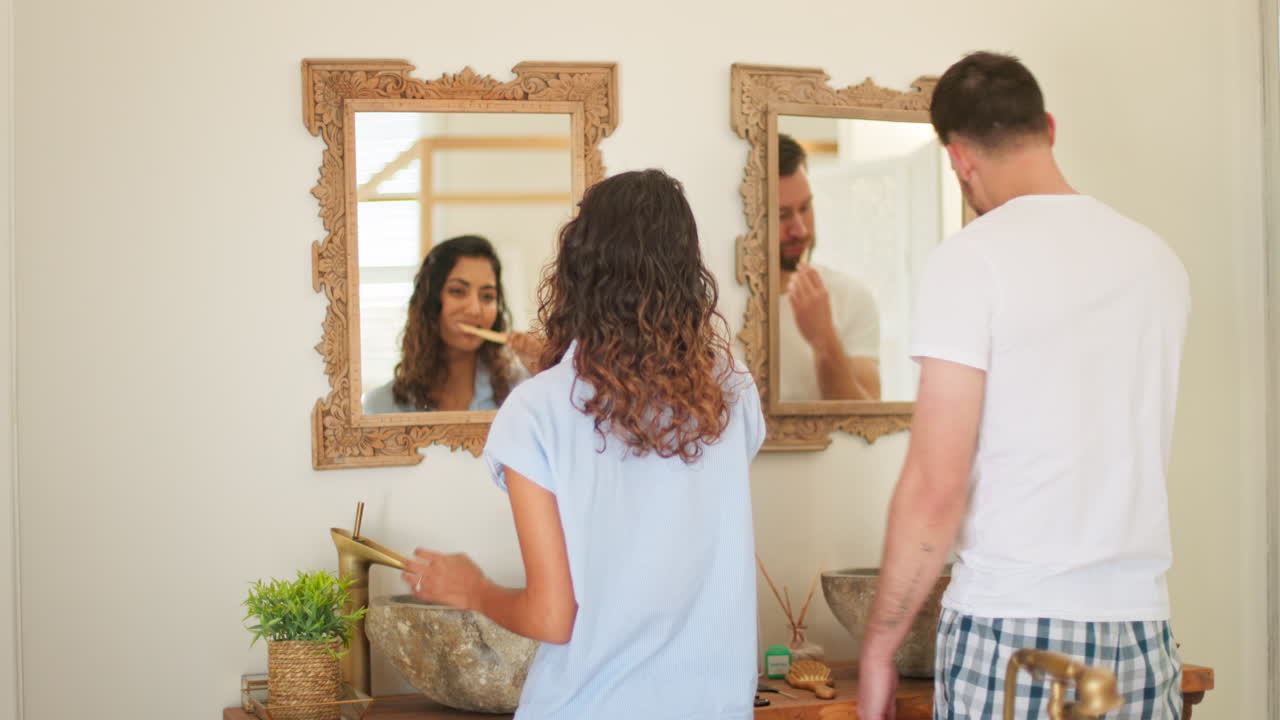 Coppia, bagno e lavarsi i denti allo specchio