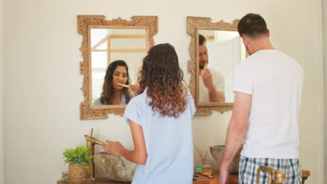 pareja, baño y cepillarse los dientes en el espejo