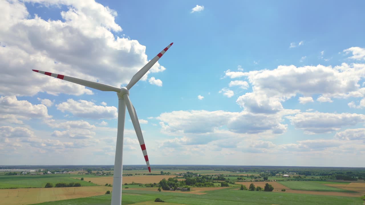 하이랜드 의 아름다운 구름진 하늘 에서 에너지 생산 을 위한 강력 한 풍력 터빈 농장 의 공중 전망