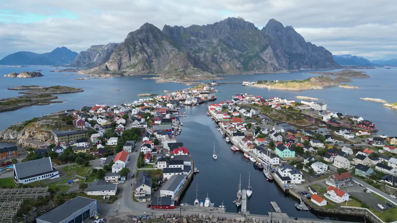 노르웨이 스칸디나비아의 로포텐 섬에 있는 헨닝스바어 마을 - 4k 공중 순환