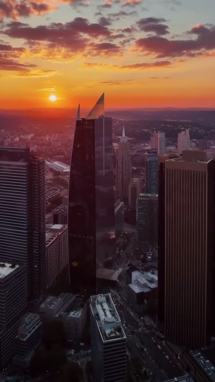 Vista Aérea do Horizonte da Cidade ao Pôr do Sol com Céu Dramático