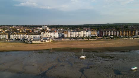 Ein-Kurzer-Schwenk-über-Die-Küste-Der-Herne-Bay-Bei-Ebbe-Während-Der-Golden-Hour