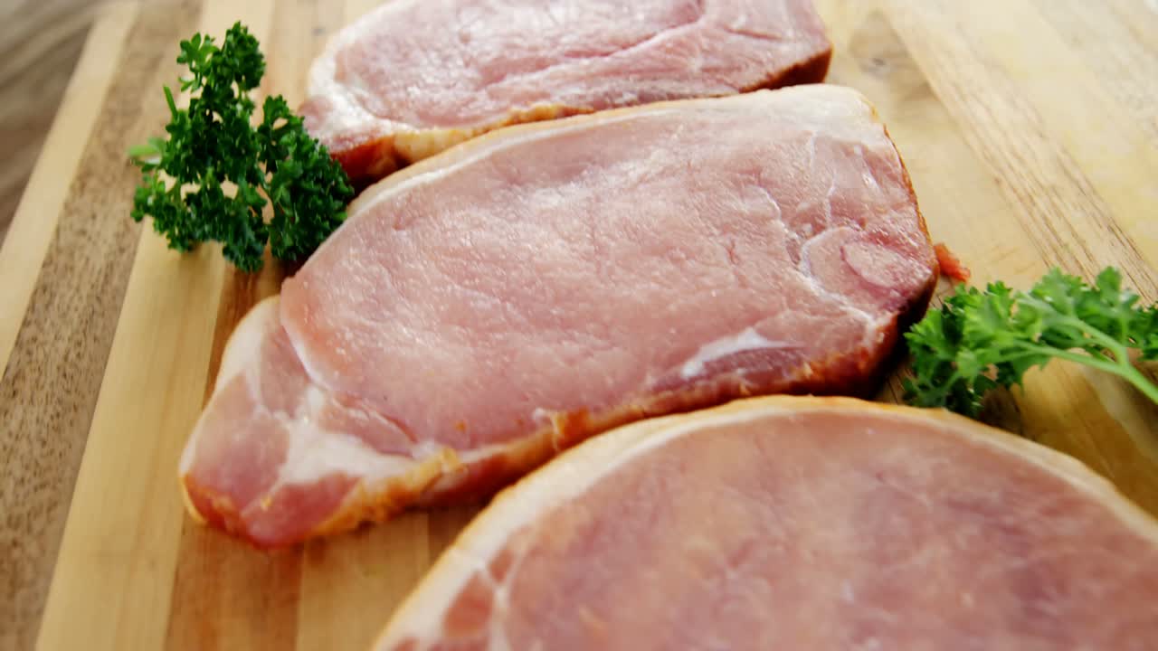 Bistecca e prezzemolo nel piatto su tavolo di legno
