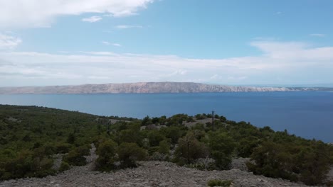 Kroatien,-Schwenkblick-über-Die-Adria-Mit-Beeindruckendem-Archipel-Im-Hintergrund