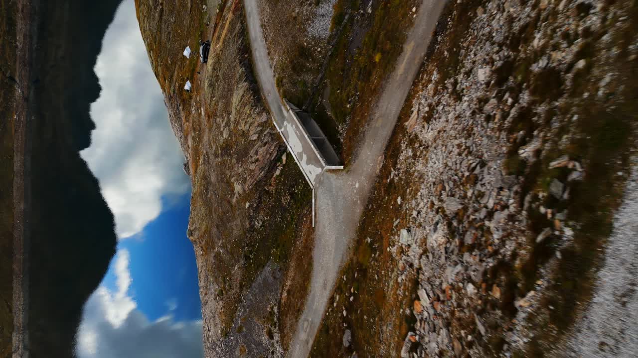 vuelo aéreo sobre el lago naret con cielo azul y nubes reflejadas en la superficie