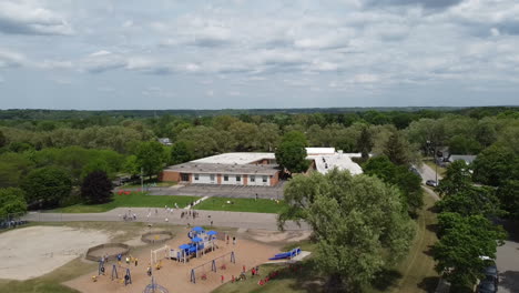 Antena-De-Drones-En-El-Patio-De-Recreo-De-La-Escuela-Primaria