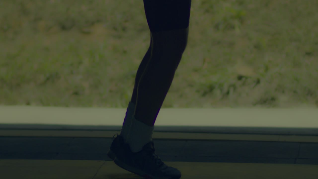 여자 의 다리 는 심장 피트니스 훈련 의 일부 로 로프 를 점프 하는 것 을 볼 수 있다 - 느린 동작