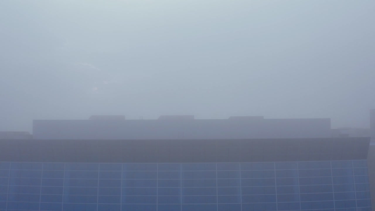 코퍼스 크리스티 (texas) 에서 아름다운 해가 지는 모습을 드러내기 위해 안개를 고 떠다니고 있습니다.