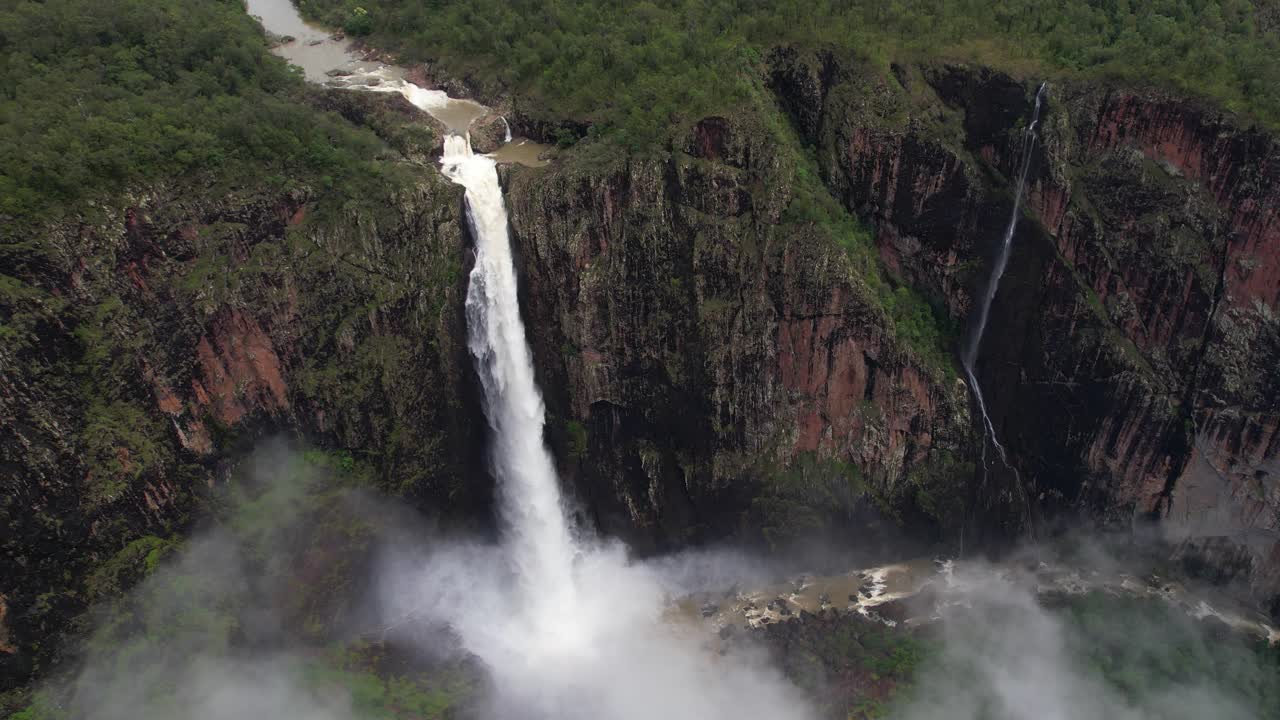 vista aérea de las cataratas de wallaman, la cascada más alta de australia, patrimonio de la humanidad de la unesco