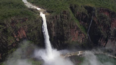 Vista-Aérea-De-Las-Cataratas-Wallaman,-La-Cascada-Más-Alta-De-Australia,-Declarada-Patrimonio-De-La-Humanidad-Por-La-Unesco