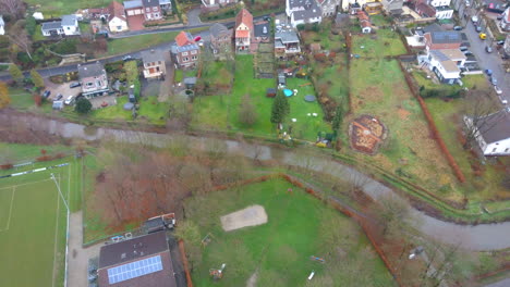 Serie-Von-5-Drohnenflügen-Im-Winter-Des-Dorfes-Schin-Op-Geul-In-Limburg,-Niederlande